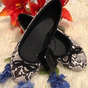 Women’s ballet flat print pattern